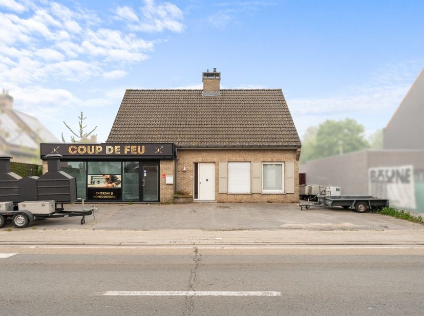 Bent u op zoek naar een woning met extra ruimte en tal van mogelijkheden? <br />
<br />
Deze eigendom bestaat uit een woning met daarnaast een voormal