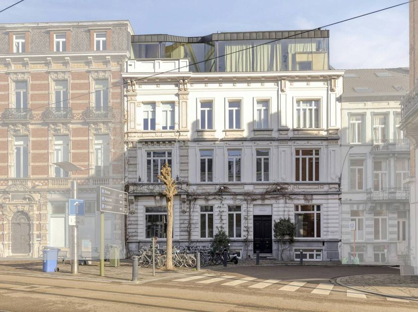 Dit prachtige handelspand met zuidgerichte voorgevel en sterke historische uitstraling biedt een unieke kans om een exclusieve handelszaak te vestigen