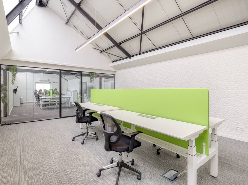 In bedrijvencentrum Intraxie te Roeselare-Rumbeke bevindt zich dit instapklaar kantoor van ca. 40m².<br />
<br />
De ideale coworking-locatie waarbij