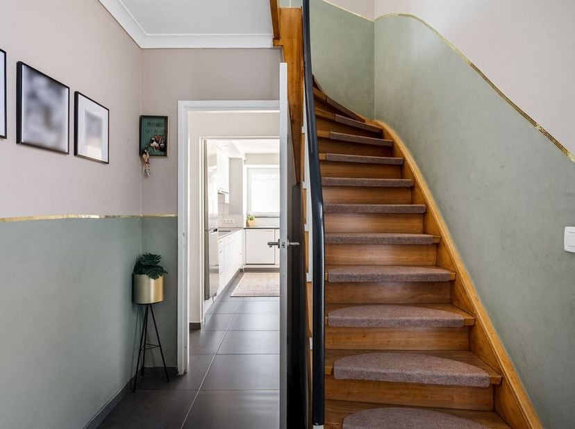 Instapklare gezinswoning met 3 slaapkamers, garage en tuin<br />
Omschrijving<br />
Gelijkvloers<br />
Via de inkomhal, voorzien van een gastentoilet