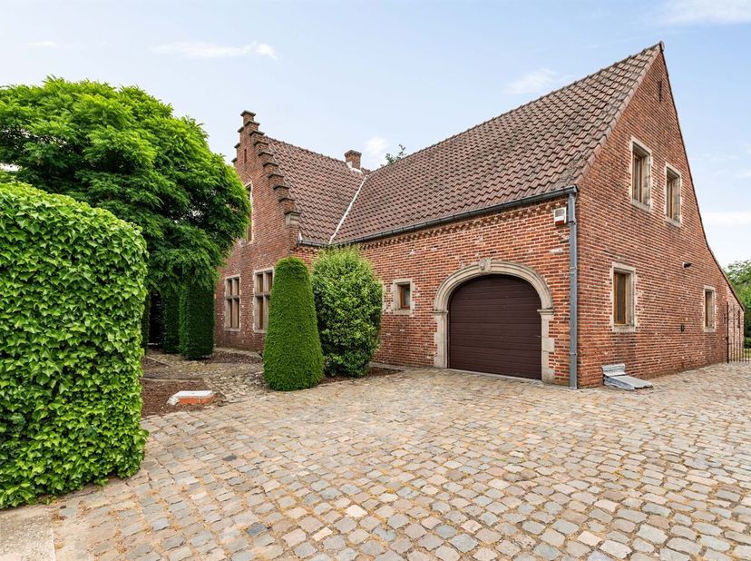 Unieke open bebouwing met veel charme <br />
Ligging: verbindingsweg tussen Kapellen en Leugenberg, vlotte verbinding naar Hoogboom en centrum Kapelle