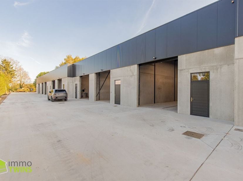 Nieuwe KMO-unit van 122m² in Sint-Gillis (Dendermonde)<br />
Deze unit (6) met bijhorende staanplaats (P16) zijn gelegen in een recent ontwikkeld bedr