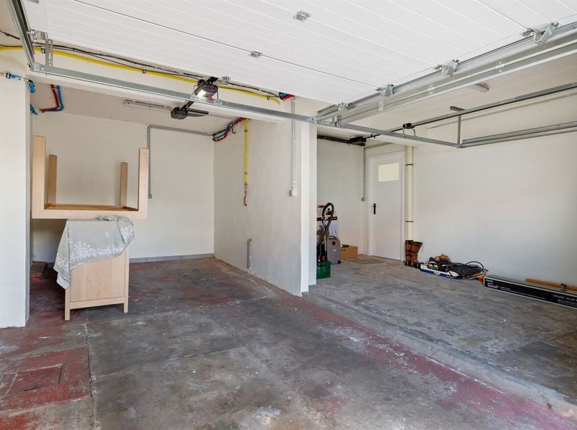 Volledig vernieuwde energiezuinige gezinswoning met dubbele inpandige garage<br />
Richtprijs: 425.000 euro<br />
De woning is gelegen in een aangenam