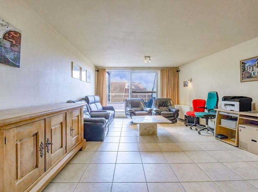 Op zoek naar een ruim en praktisch ingedeeld appartement aan de kust? Dit duplex-appartement in Oostende biedt comfort, licht en een aangename indelin