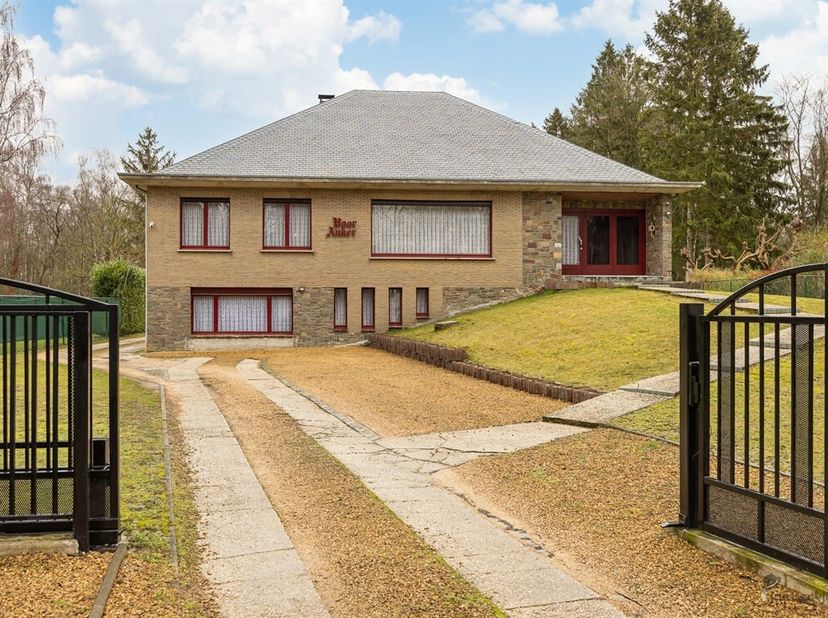 Welkom in deze charmante villa boordevol potentieel, gelegen op een uitzonderlijk ruim perceel van maar liefst 6.270 m². Een unieke kans voor wie op z