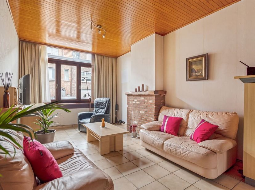 Ligging:<br />
Deze woning is gelegen op de Oude Baan 28. Een rustige straat die gemakkelijke toegang geeft tot winkels, horeca, scholen en openbaar v