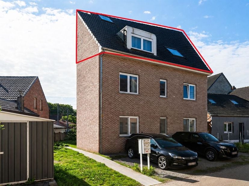 Situé à deux pas du centre de Lier, cet appartement en duplex prêt à être emménagé offre un énorme potentiel pour une maison familiale idéale. Son emp