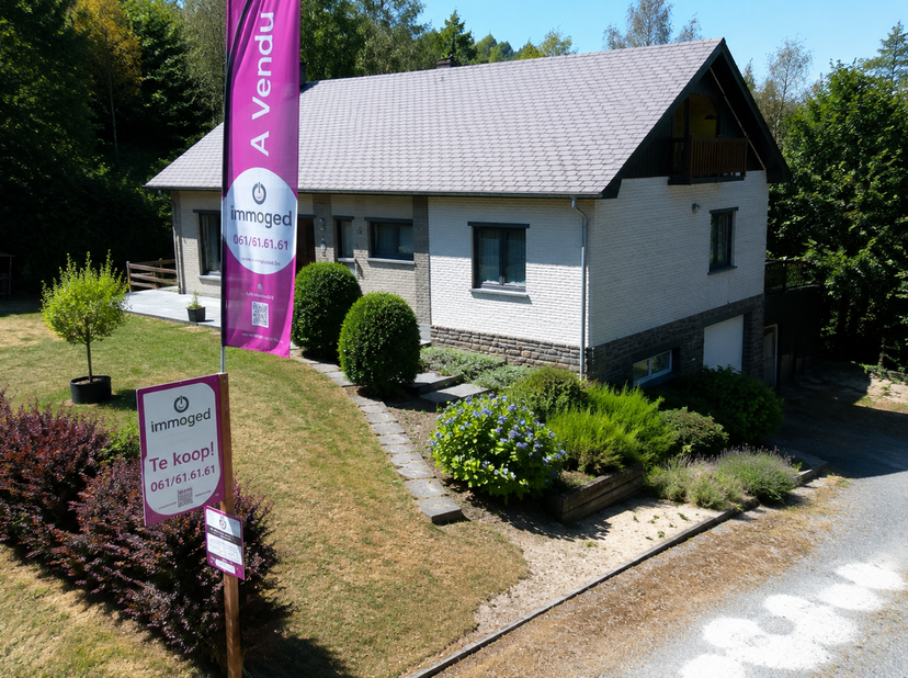 Instapklare vrijstaande woning aan de bosrand te Les Hayons.<br />
Uitbreidingspotentieel en volledig onderkelderd.<br />
In het charmante Les Hayons,