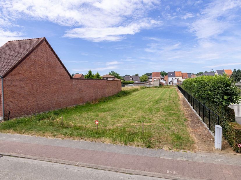 Rustig gelegen, westgerichte bouwgrond voor halfopen bebouwing van 692m² (lot 1). Gelegen te Rillaar met alle faciliteiten in de onmiddellijke omgevin