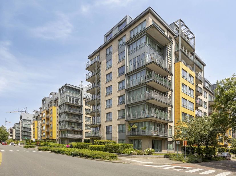 <br />
Ruim 2-slaapkamerappartement met terras en parking te Evere<br />
<br />
Op de zesde verdieping aan de Friulilaan 1 in Evere, vlak bij de NAVO,