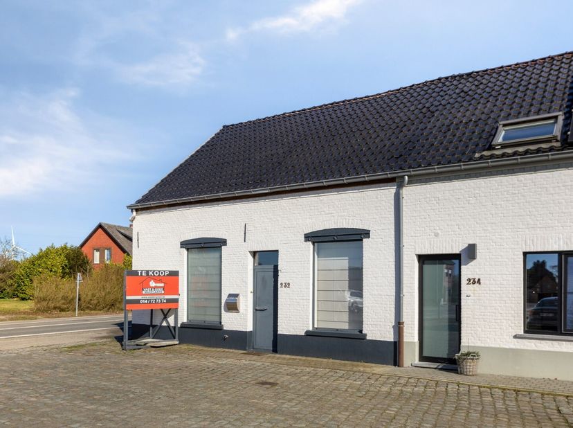 Deze ruime, halfopen bebouwing is ideaal gelegen in Mol-Sluis. Alle voorzieningen, zoals winkels, horeca, scholen en openbaar vervoer, bevinden zich o