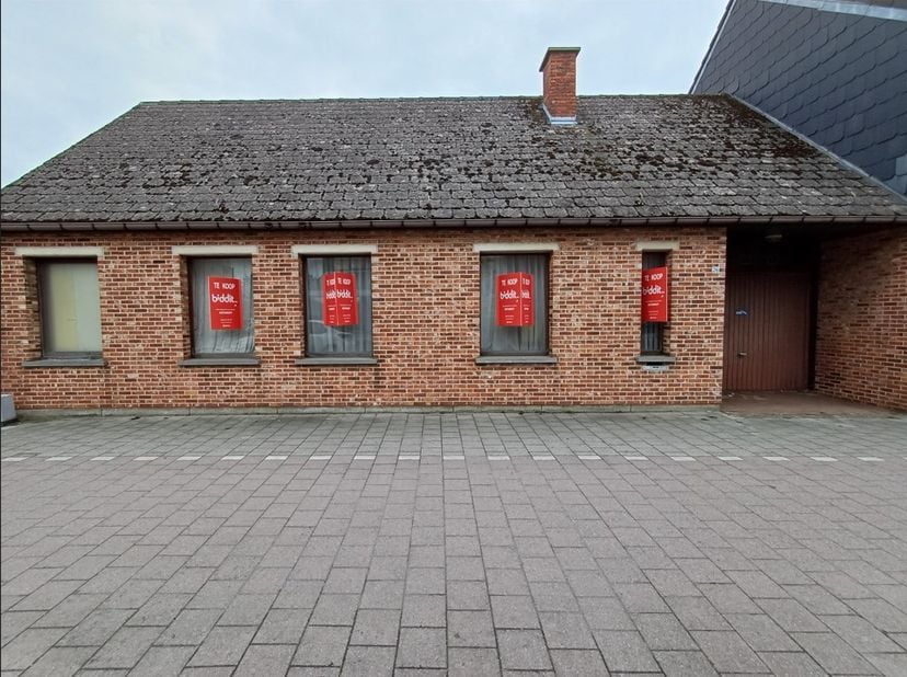 PROJECT VOOR HEROPBOUW -<br />
<br />
Centraal gelegen.<br />
Gekadastreerd sectie E, nummer 0401E2P000.<br />
Bestaande uit: keuken, badkamer wc, liv