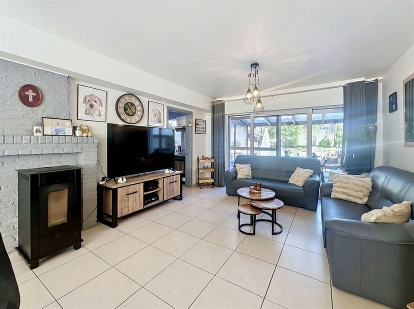 Maison spacieuse avec 4 chambres et garage !<br />
<br />
Agencement : Hall d'entrée avec toilettes, espace de vie spacieux avec vue sur le jardin.