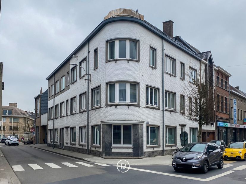 Cette propriété offre une occasion rare pour ceux qui recherchent un investissement immobilier solide et sans souci. Situé au centre d'Oudenaarde, à p