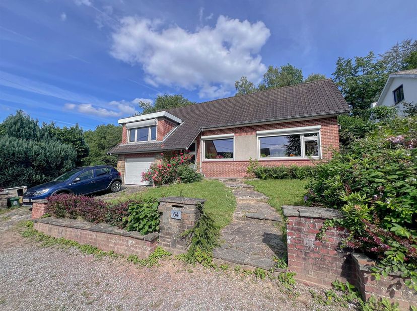 Prachtig huis met 4 voorgevels in een zeer gewilde wijk van Montigny-le-Ttilleul. Deze woning bestaat uit een gelijkvloers met een inkomhal, een apart