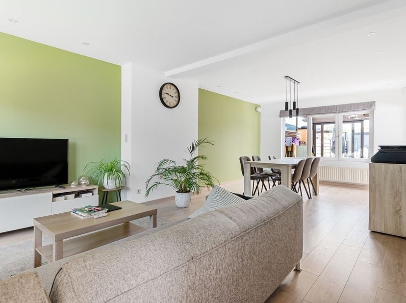 Locatie: <br />
Deze woning is gelegen aan de Kerkdreef 13 in Rijkevorsel, op een rustige en vlot bereikbare locatie. Het centrum van Rijkevorsel bev