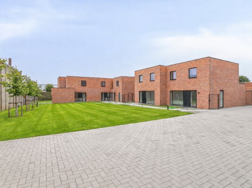 Parkwoning B2 (443) maakt deel uit van een knus en kleinschalig woonerf langs de Menenstraat in Wevelgem. Hier woon je rustig en groen, in een aangena