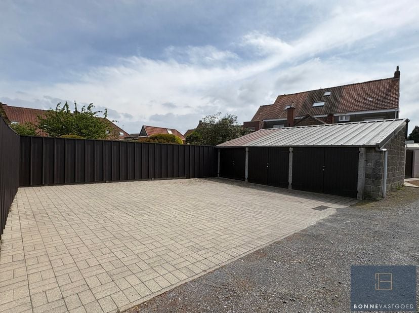 Ontdek dit uitzonderlijke aanbod voor een zelfstandig beroep, bijberoep of voor hobbygebruik!<br />
3 bergplaatsen/garages met 2 tot 3 perkeerplaatsen