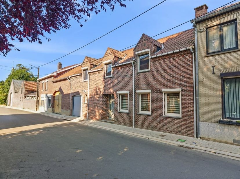 Bent u op zoek naar een ruime gezinswoning met een aangename indeling, veel leefruimte en een gezellige tuin? Dan is deze woning, gelegen aan de Neerr