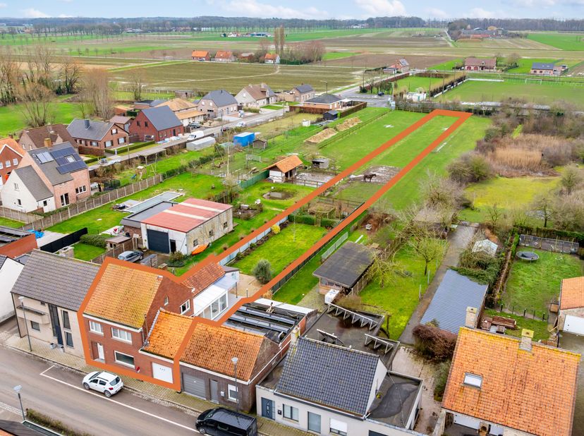 Deze woning met weide wordt u te koop aangeboden op een ruim perceel van 1.784 m². Er is alsook een doorgang naast de woning met de dubbele garage.<br