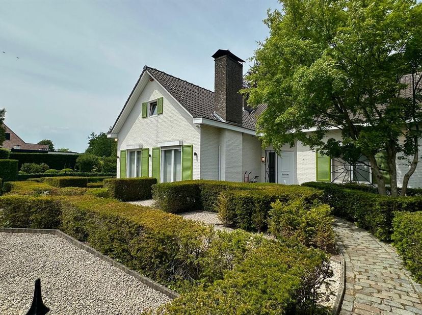 Charmante woning met grote tuin, veranda en sauna in rustige ligging te Vosselaar<br />
Ligging: Gelegen in een rustige en groene straat in Vosselaar,