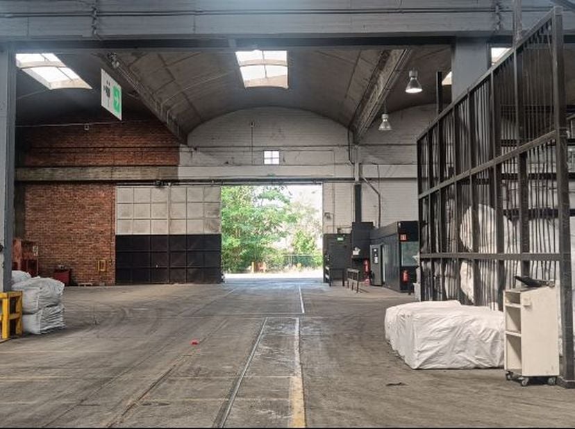 Magazijn met een kantoorvleugel te huuraan de Blancefloerlaan 181 inAntwerpen, Linkeroever. Het pand ligt nabij de Antwerpse haven en de stadskern. <b
