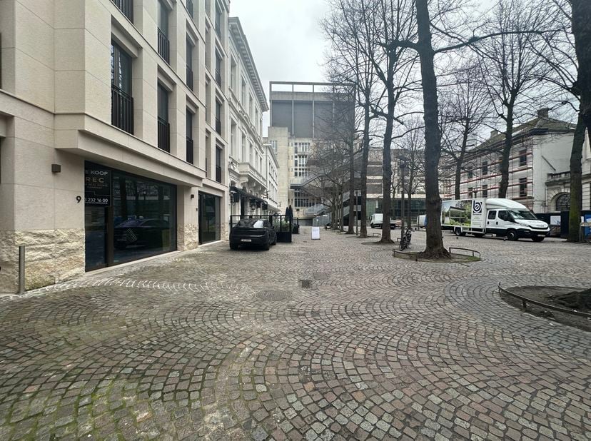 Espace commercial idéalement situé avec option de terrasse sur la Graanmarkt  Au cur animé dAnvers, juste à côté du Stadsschouwburg et du Bourla, se t