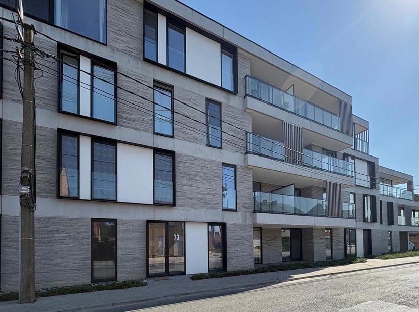 Bezoek aanvragen via https://www.immodavinci.be/nl/te-huur - Ga naar het pand dat u interesseert en druk op de knop "Bezoek Aanvragen" onderaan de pro