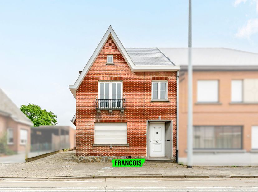 In Lede bevindt zich deze halfopen bebouwing met bijzonder veel potentieel, ideaal voor wie op zoek is naar een renovatieproject waarbij reeds de bela