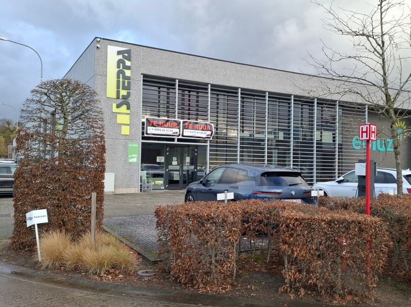 Op een strategische locatie in de Starrenhoflaan bieden wij een bedrijfsgebouw te huur aan, ideaal voor ondernemingen die kantoorruimte willen combine