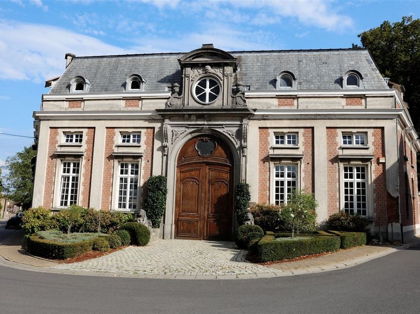 Bienvenue dans cette authentique demeure historique, où charme et caractère se mêlent à un jardin magique. Disponible immédiatement, cette maison ench
