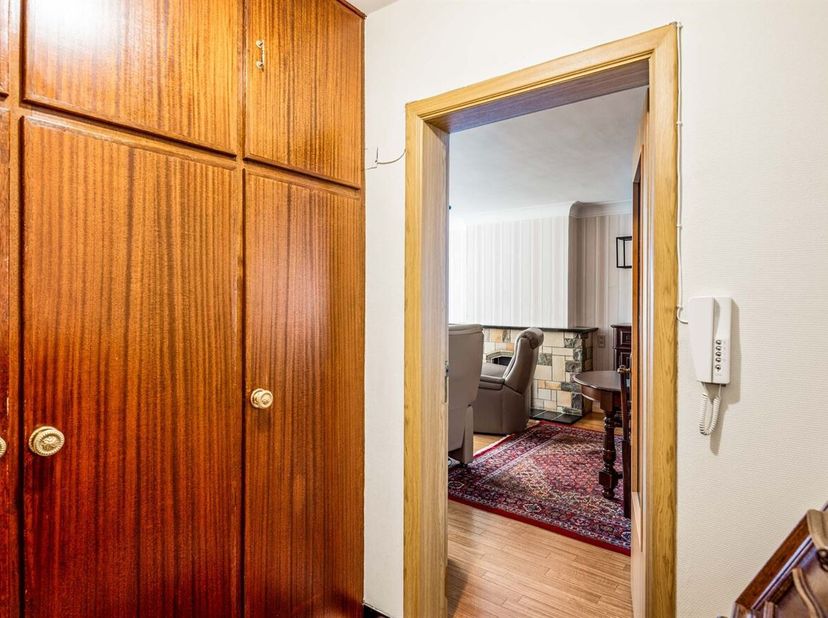 Dit op te frissen gelijkvloers appartement is gelegen in een verzorgd gebouw in de Petrus de Beuckelaerlaan te Deurne. De ligging is bijzonder gunstig