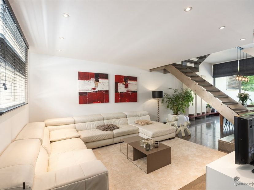 Architectenwoning met zwembad, 285 m² bewoonbare oppervlakte en 3 garages op rustige toplocatie in het centrum van Diest<br />
Op een rustige en gegee