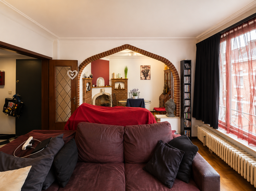 In een rustige straat, vlakbij metrostation Aumale, biedt TRIANON INVEST u dit gezellige appartement met 2 slaapkamers aan, gelegen in de buurt van al
