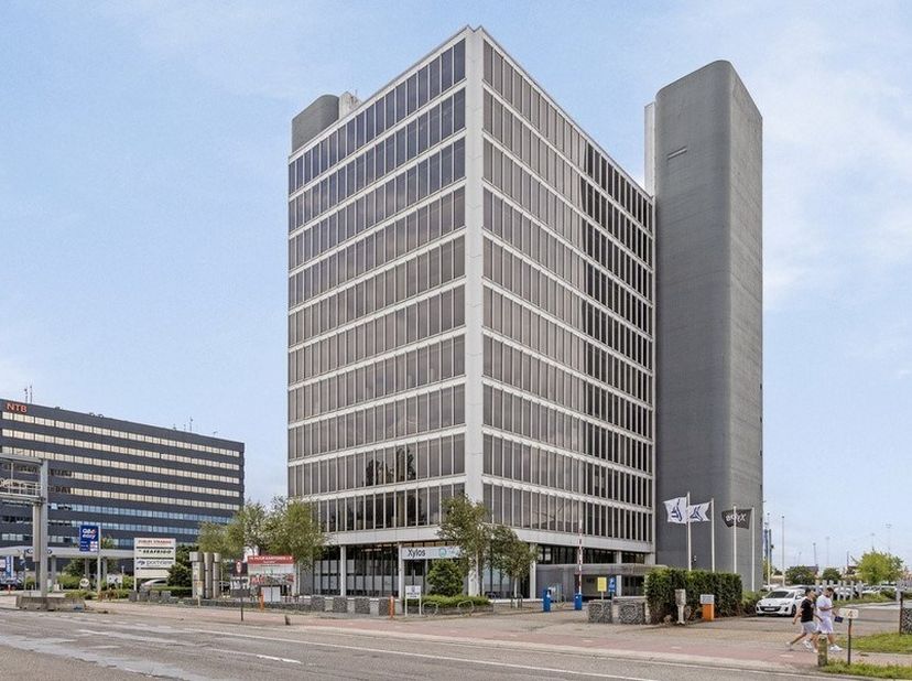 253m² hoogwaardig afgewerkte kantoren op 3e verdieping<br />
Ligging: aan N180 gewestweg (van Antwerpen naar Stabroek) in het Antwerps havengebied. De