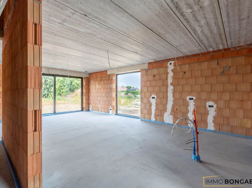 Deze volledig afgewerkte woning combineert hedendaags comfort met energiezuinig wonen. Er is een mogelijkheid tot aankoop aan 6% btw in plaats van 21%