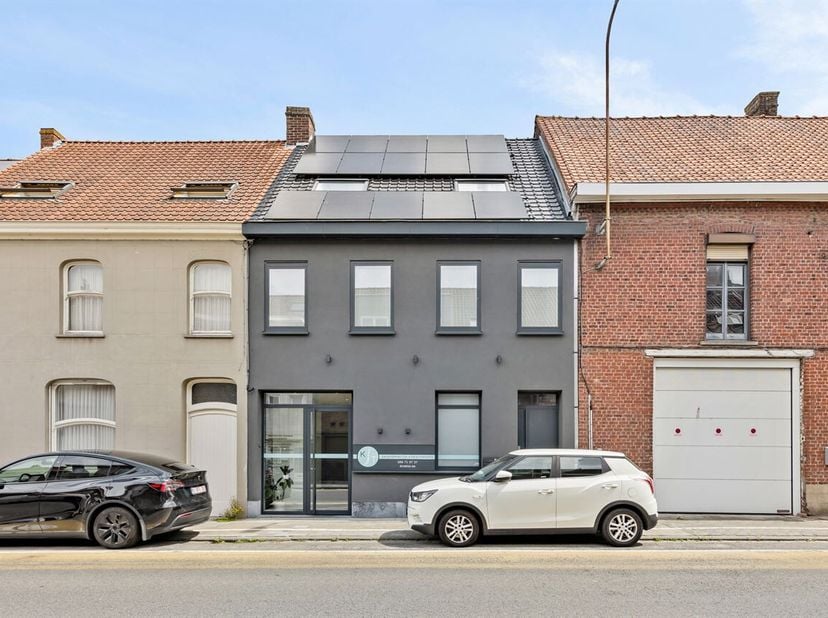 TOPGELEGEN commercieel handelspand met appartement. Veel potentieel op een ZICHTLOCATIE, voorzien van zonnepanelen! Ideaal voor vrije beroepen, kantoo