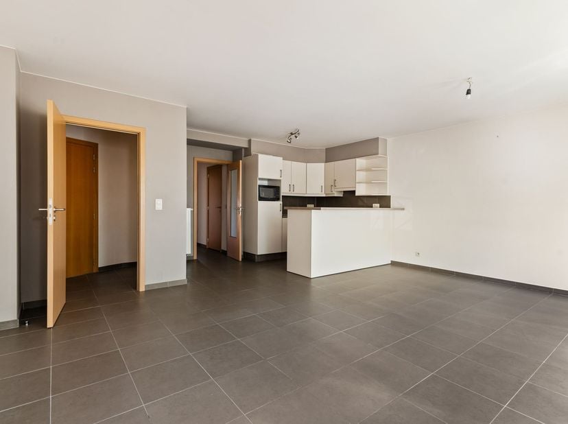 Instapklaar 2-slaapkamer appartement met carport en ruim terras <br />
<br />
Ligging: Gelegen in het centrum van Oevel, op wandelafstand van winkel