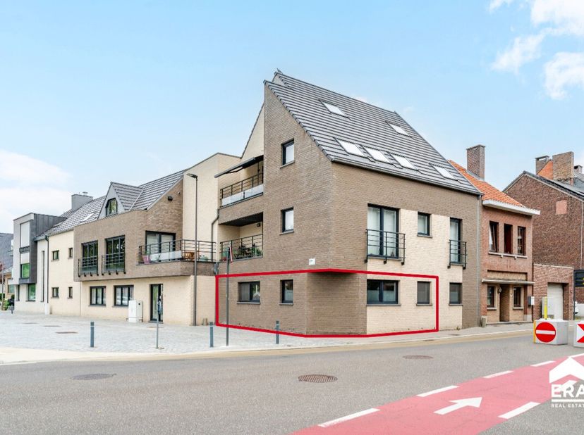 Gelijkvloers appartement in het centrum van Tienen, nabij scholen, openbaar vervoer en het ziekenhuis. Dit verzorgde appartement uit 2017 combineert m