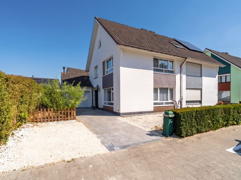 Op zoek naar een instapklare woning op een toplocatie in Sint-Elisabethwijk? Zoek niet verder, je hebt het gevonden!<br />
<br />
TROEVEN<br />
<br />