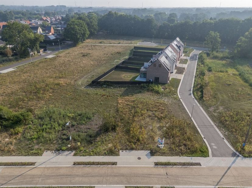 Terrain à vendre
                    à 2400 Mol