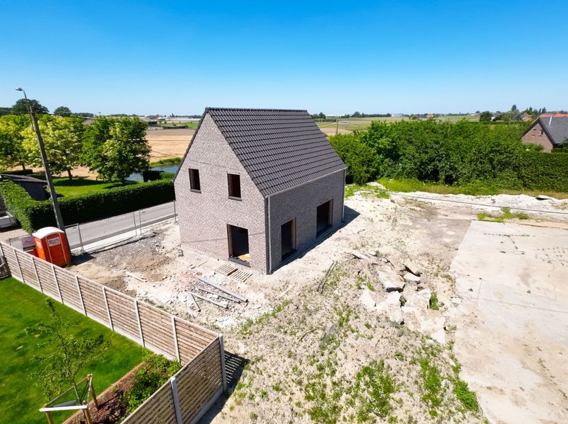 Op een landelijke en rustige locatie, aan de rand van Oostnieuwkerke, bieden wij deze nog te realiseren alleenstaande nieuwbouwwoning aan. De woning w