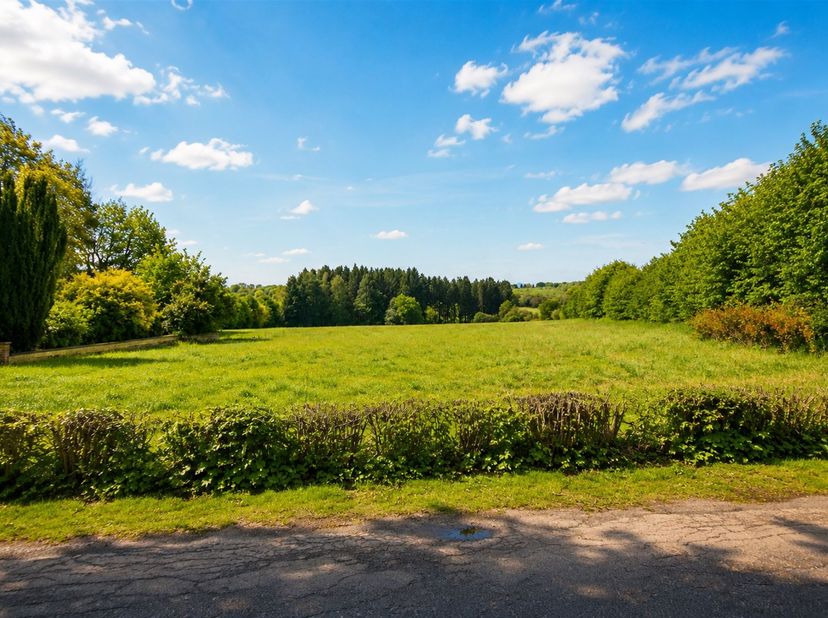 Situé dans un quartier calme et agréable de Petite-Chapelle, ce superbe terrain de 1 hectare 18 ares bénéficie d’une largeur en façade de plus de 30 m