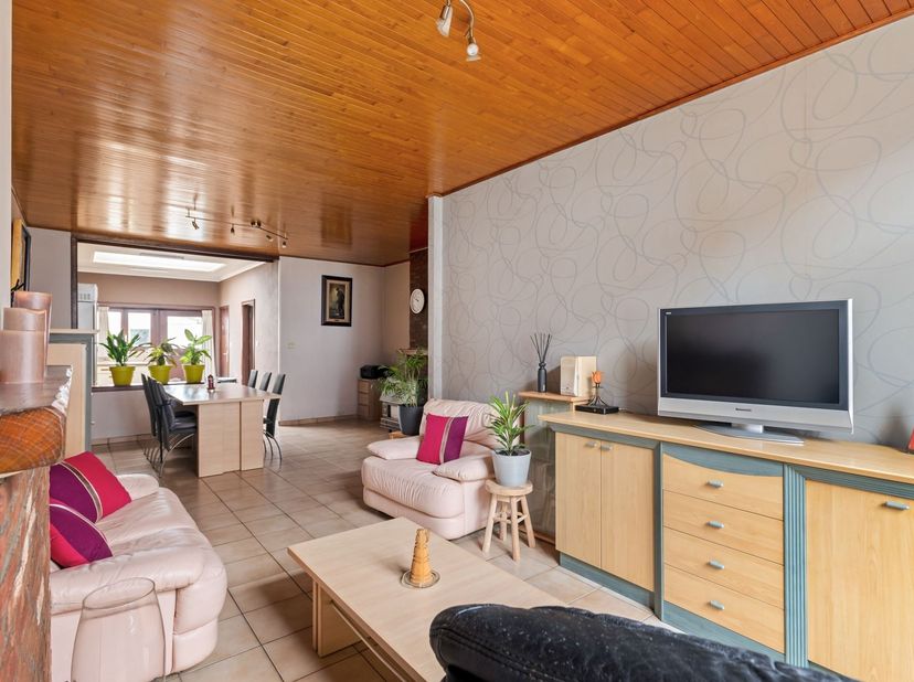 Ligging:<br />
Deze woning is gelegen op de Oude Baan 28. Een rustige straat die gemakkelijke toegang geeft tot winkels, horeca, scholen en openbaar