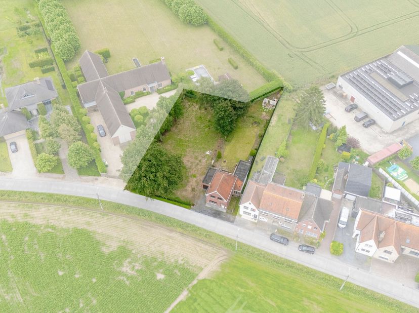 Op een uitzonderlijk rustige locatie in het groen, in Waregem, bevindt zich deze eigendom bestaande uit een te renoveren of af te breken woning met da