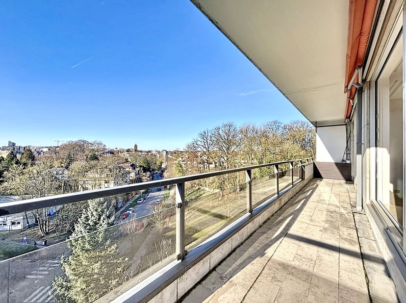 Barnes Brussels vous propose cet appartement lumineux de 176m2 habitables (source PEB) situé au 5ème étage dun immeuble édifié en 1974. Il est agrémen