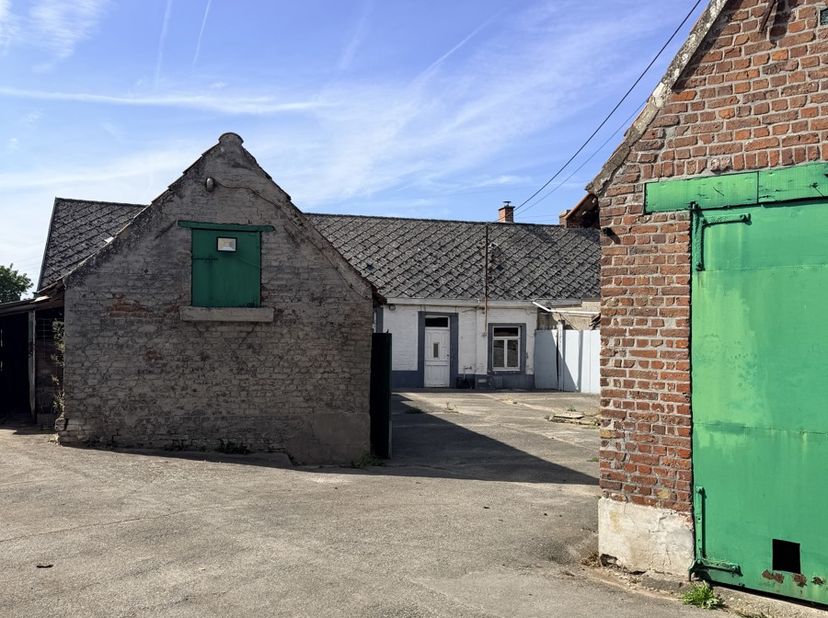 Gelegen in het landelijke Smeerebbe-Vloerzegem vindt u deze voormalige hoeve op een perceel van 1.790 m². Een eigendom met karakter, omgeven door groe