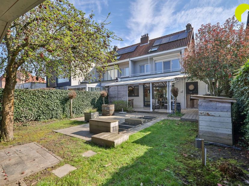 In de gegeerde 'bloemetjeswijk', in het centrum van Hove, bieden wij u deze gerenoveerde en halfopen gezinswoning (168m²) aan met 4 slaapkamers. <br /