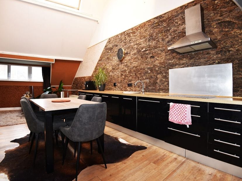 Rijwoning op 240 m² met op het gelijkvloers inkom / bureau, gastentoilet, vestiaire, slaapkamer met ingemaakte kast en badkamer met lavabo en inloopdo