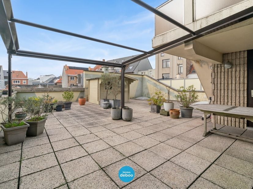 Dit verzorgd appartement van maar liefst 140 m² bevindt zich op de eerste verdieping van een kleinschalig gebouw. Dankzij de royale oppervlaktes genie